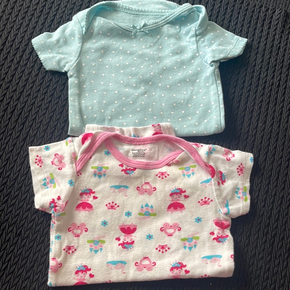 2pc lot - Onesies - sz 6/9 months
